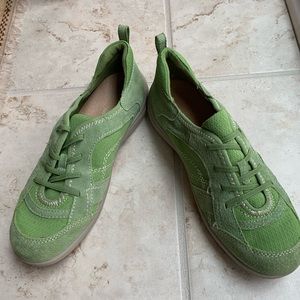 NWOT Green Leather Carly Earth Orgins by Earth Sneakers